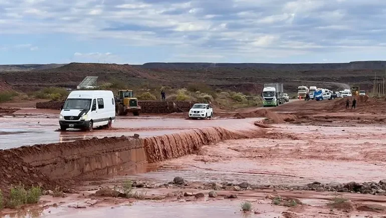 Neuquén: Un temporal desató el caos en al norte de la provincia, tres autos fueron arrastrados por la crecida cuatro personas fueron rescatadas