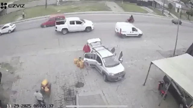 Mar del Plata: Persecución policial terminó en un terrible vuelco y dos detenidos, uno de ellos fue reducido por vecinos