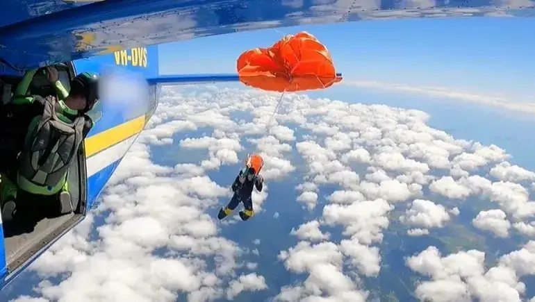 Australia: Salto en paracaídas no terminó en tragedia de milagro. El paracaídas de reserva se le abrió accidentalmente y salió despedido