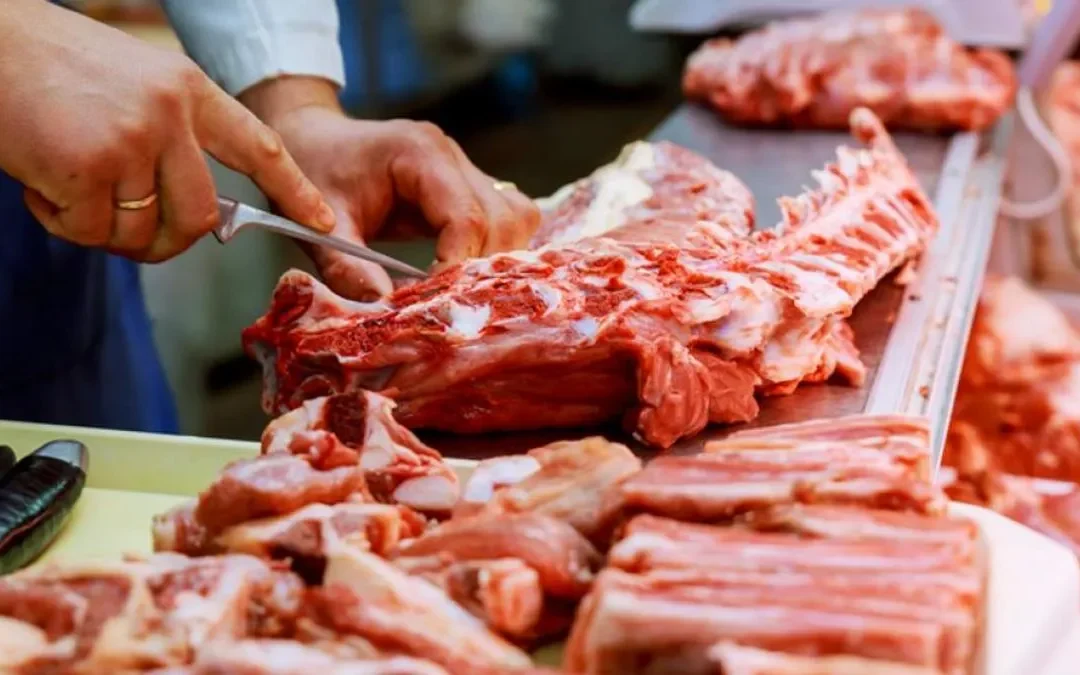 La carne se dispara y el asado roza los $19 mil: Carnicero advierte que la gente dejó de comprar, mientras se espera otro aumento