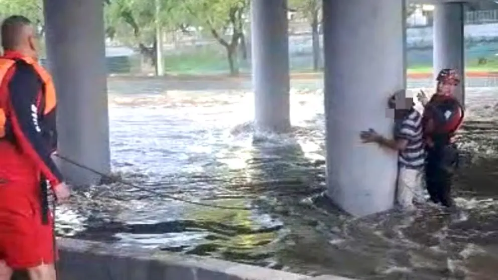 Córdoba: Bomberos rescataron a un hombre de 37 años que quedó atrapado bajo un puente debido a la repentina crecida del río