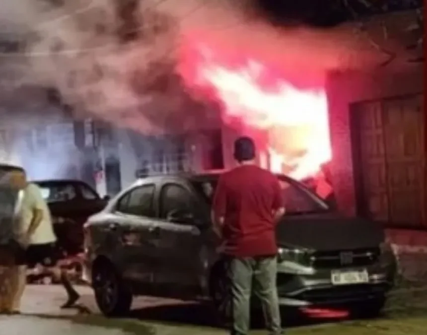 Buenos Aires: feroz incendio dejó un hombre hospitalizado con graves quemaduras, la vivienda sufrió pérdidas totales