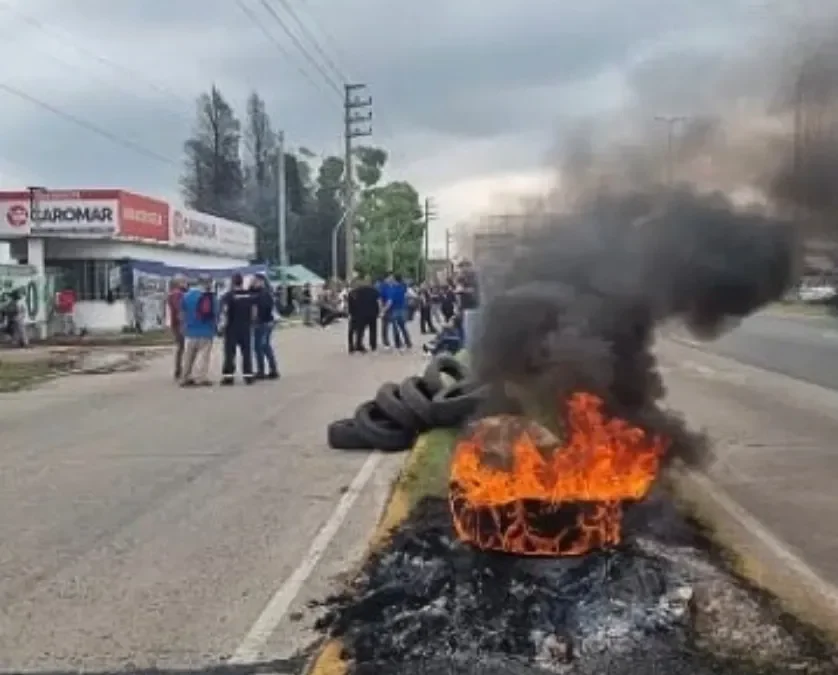 “No cobramos hace cuatro meses”: bronca y cansancio en operarios que ven apagarse una fábrica de medio siglo