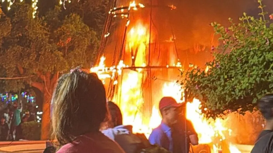 México: Árbol de navidad se incendió segundos luego de su presentación, debido a los fuegos artificiales del evento
