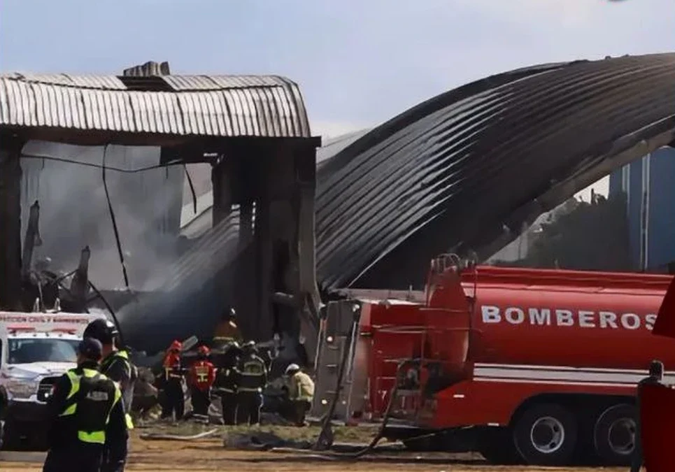 México: seis personas murieron tras la caída de una avioneta ejecutiva cerca del aeropuerto de toluca.