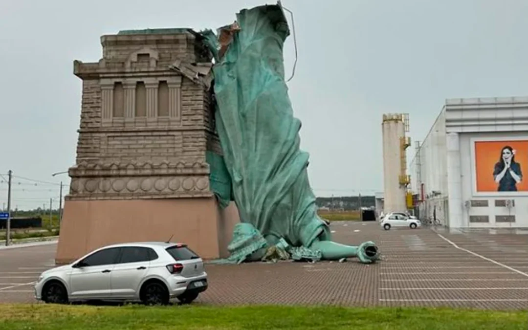 Brasil: Un monumento que simula la Estatua de la Libertad se derrumbó durante un fuerte temporal