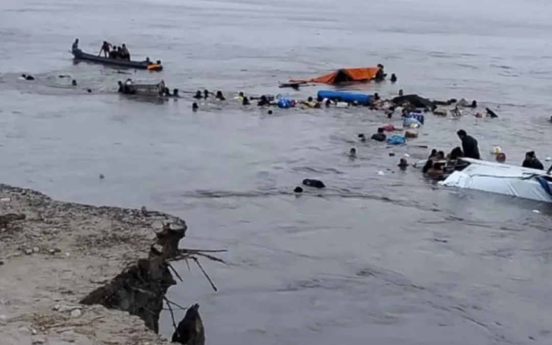 Un deslizamiento en la Amazonía deja dos embarcaciones hundidas y 12 víctimas fatales en Perú, con más de 57 personas aún desaparecidas