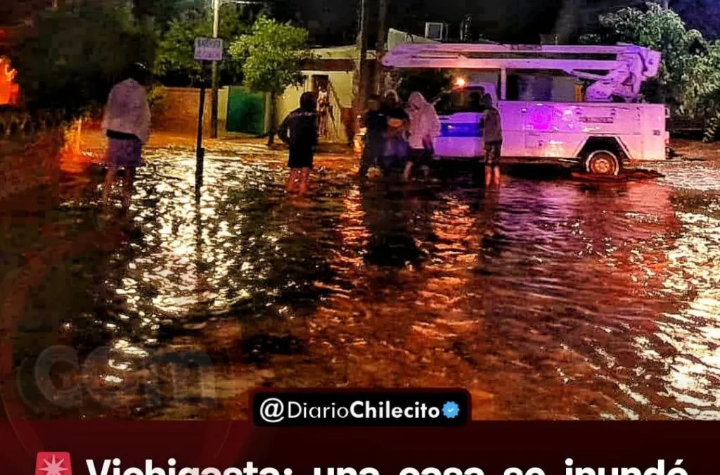 Vichigasta: una casa se inundó por la basura en el río y la ambulancia se rompió en pleno rescate de un vecino atrapado.