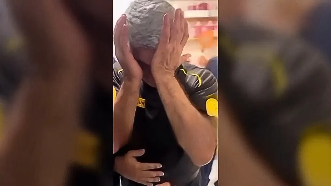 Un trabajador de seguridad recibió por primera vez una caja navideña del trabajo y se emocionó hasta las lágrimas