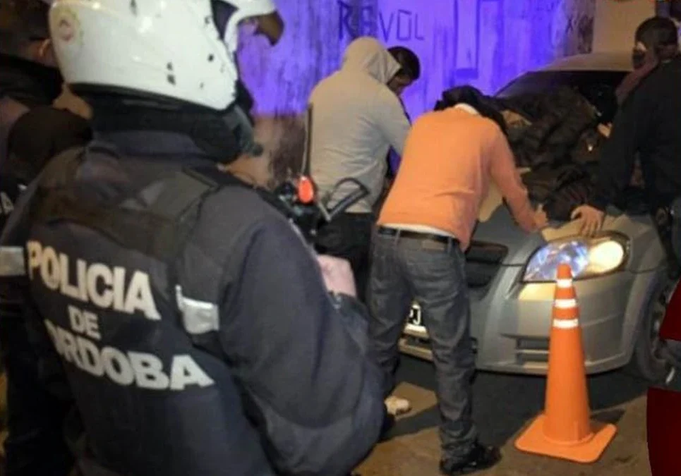 Vecinos de Córdoba denuncian ola de inseguridad, robos de aire acondicionado y motochorros.