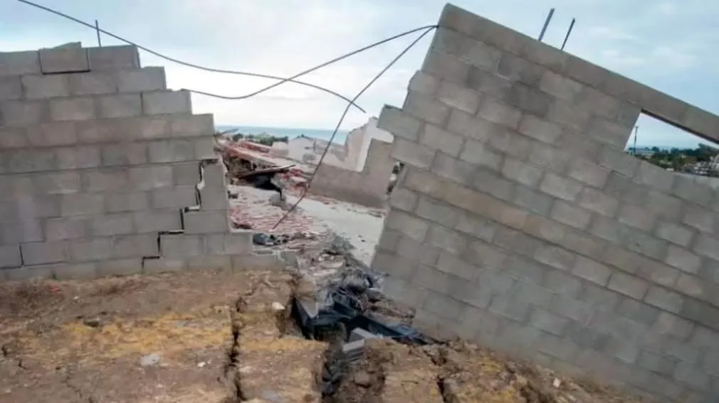 Comodoro Rivadavia, Chubut: cientos de personas evacuadas debido a un deslizamiento de tierras que comprometió sus hogares.