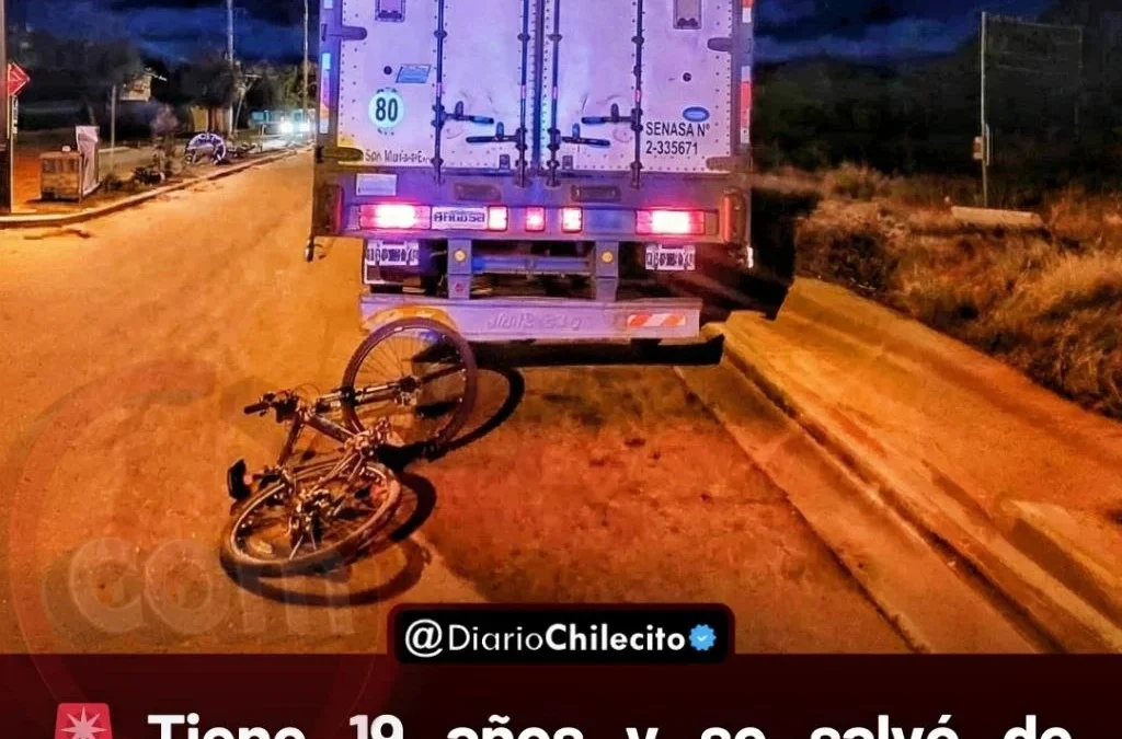 Tiene 19 años y se salvó de milagro: iba en su bici, no vio el transporte detenido y el impacto le costó un corte en la cara.