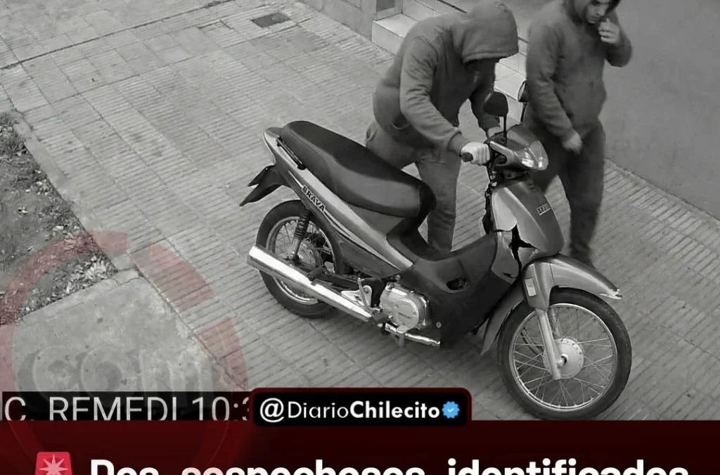 Dos sospechosos identificados por el hurto calificado de una motocicleta que tenía herramientas de trabajo en la baulera.