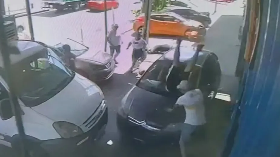 Un hombre de 38 años intentó atropellar a su padre e hirió a un vecino. Sucedió luego de haberlo golpeado por echarlo de la casa