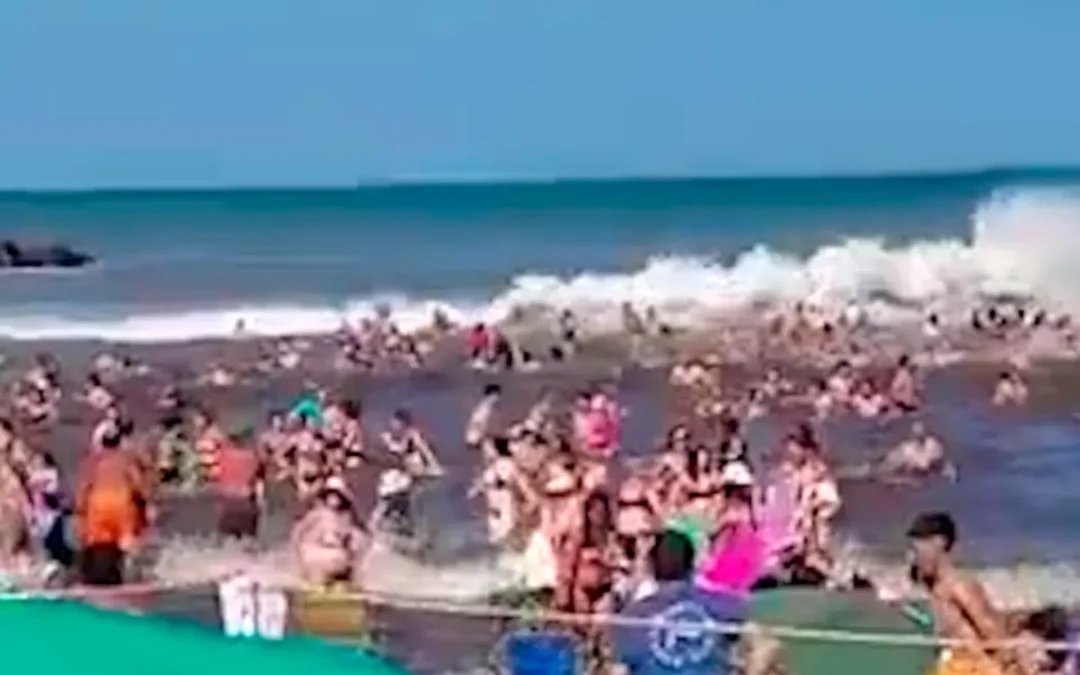 Un fallecido y más de 30 heridos en la Costa Argentina por el azote de una ola gigante en Santa Clara del Mar