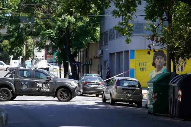 Buenos Aires: Un oficial de la Policía Federal en estado de ebriedad disparó 14 veces, hirió a un vecino y fue detenido.