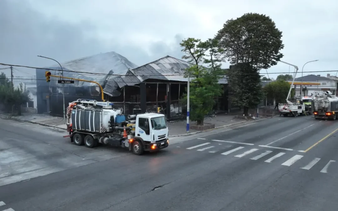 Mar del Plata: Incendio en un quincho destruye una ferretería y una agencia de autos; un vecino denuncia falta de agua de los bomberos