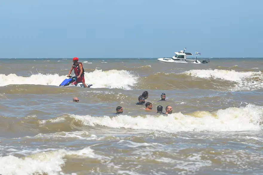 Uruguay: Un operativo rescató con vida a un turista argentino que desapareció después de meterse al mar con una moto de agua