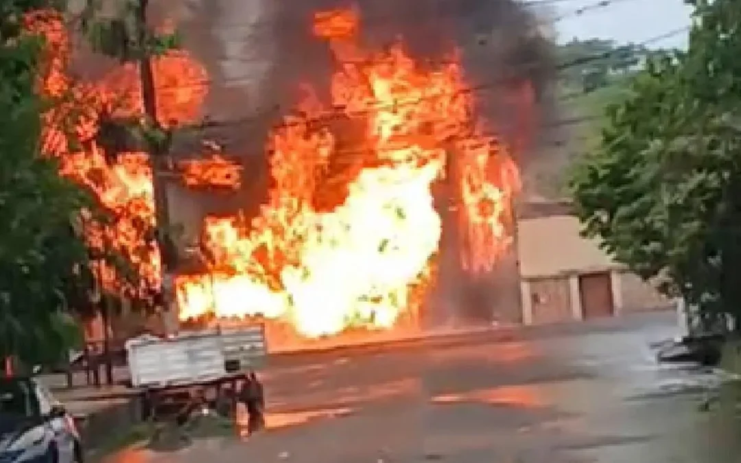 Feroz incendio en deposito de garrafas en Tucumán deja graves heridos y significantes pérdidas materiales