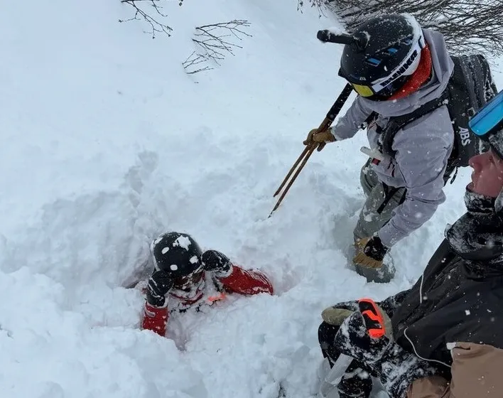 Un esquiador salvó la vida de un joven enterrado por una avalancha en los alpes suizos, tras ver un brazo saliendo de la nieve