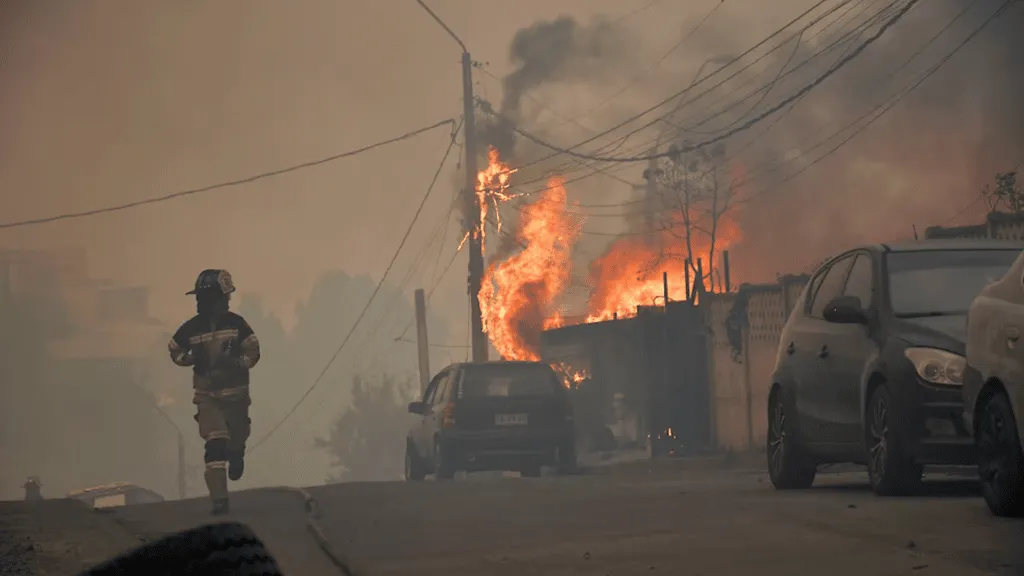 Chile: 20 víctimas fatales y casi 600 viviendas destruidas por incendios que afectan al país trasandino