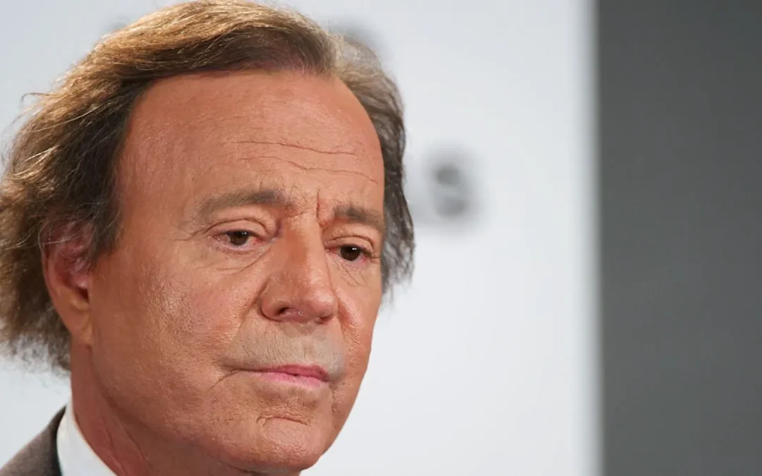 El cantante Julio Iglesias negó las acusaciones de abuso de exempleadas en su contra