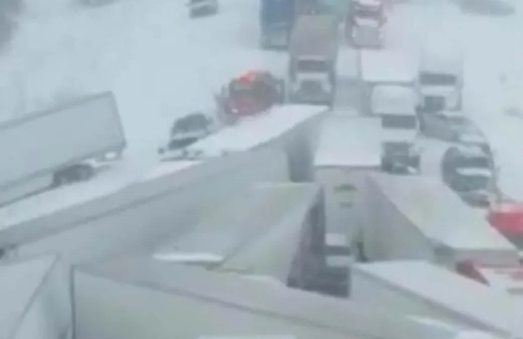 Michigan, Estados Unidos: al menos 100 vehículos colisionaron en cadena o se salieron de la ruta debido a las fuertes nevadas