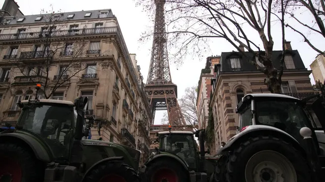 Nuevo tractorazo en París, Francia. Agricultores se manifestaron una vez más contra el acuerdo entre Europa y el Mercosur