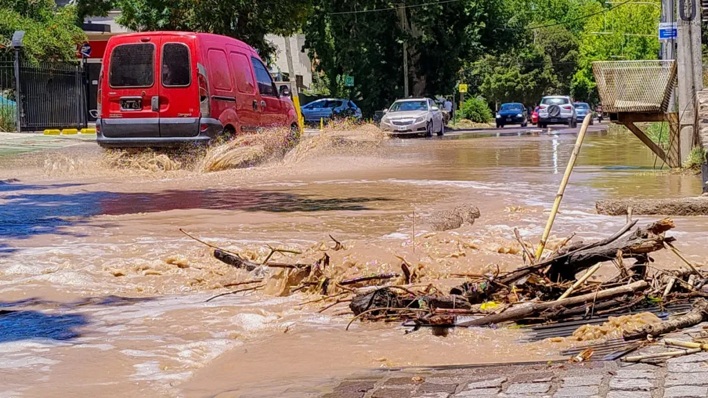 Inundaciones en Mendoza: el agua arrastró autos en Luján de Cuyo y afectó centros comerciales tras el temporal