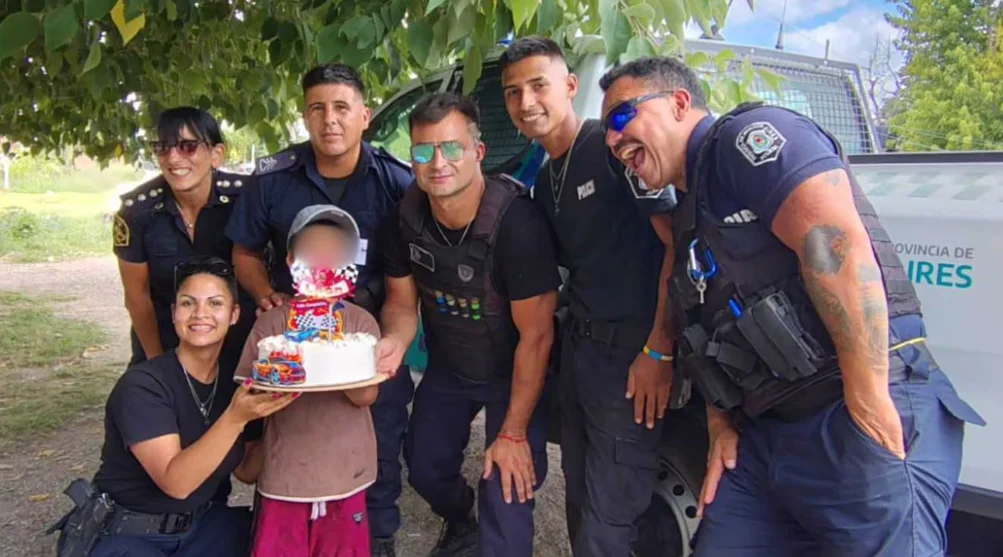 En La Plata, policías celebraron el cumpleaños de un niño que pedía monedas en un semáforo para comprar una torta