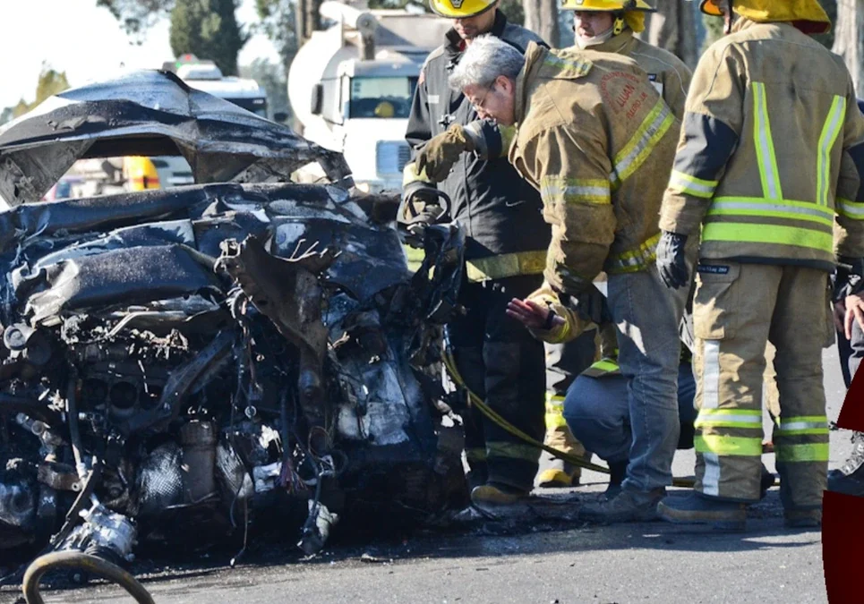 Buenos Aires, choque y explosión: Un auto con GNC fue impactado por un colectivo y se incendió, hay cinco heridos por el hecho.