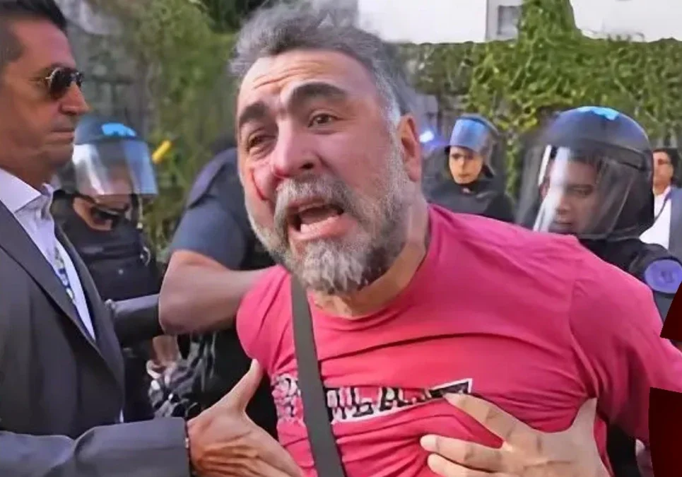 Camarógrafo de A24 denuncia agresiones policiales tras quedar atrapado por los cables de su equipo durante la cobertura.