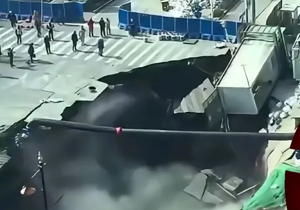 China: Un socavón de grandes dimensiones se produjo en Shanghai por el hundimiento de una calle. No se registraron víctimas.