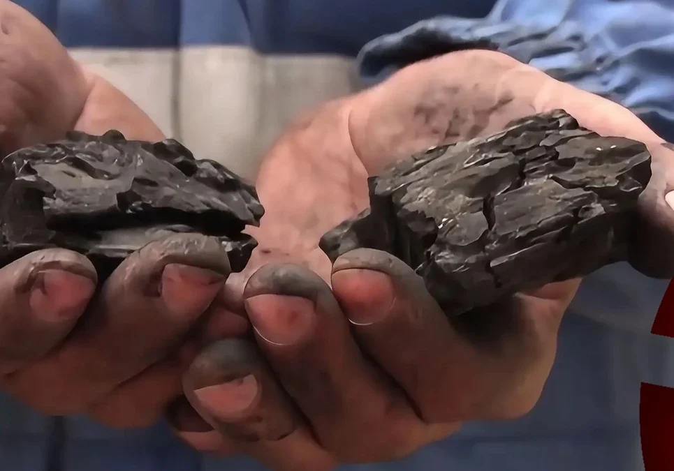 Crisis energética en Cuba: Los habitantes recurren a braseros y carbón para poder cocinar.