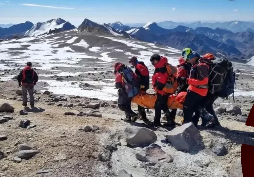 Efectivos de la Patrulla de Rescate evacuan de urgencia a un guía tras sufrir convulsiones a 4.200 metros en el Aconcagua.