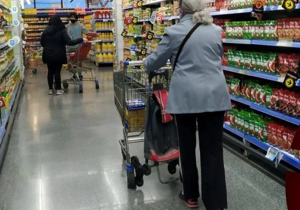 El gerente de La Anónima señala que la informalidad y los bajos retornos afectan la permanencia de cadenas en el país.