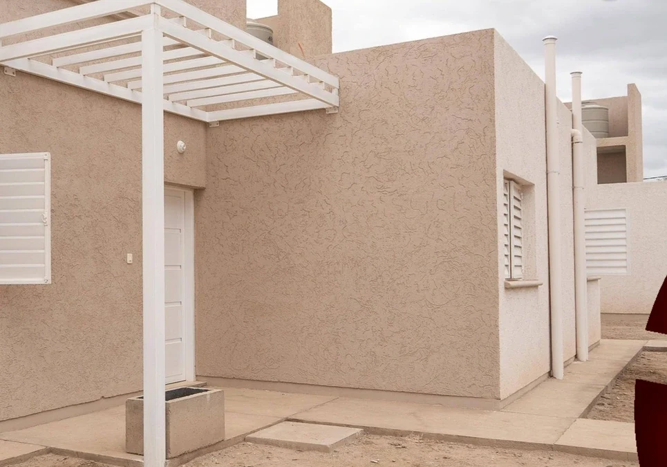 En el aniversario de Chilecito, hicieron entrega de viviendas, salón de usos múltiples para jubilados y playón deportivo en distritos.