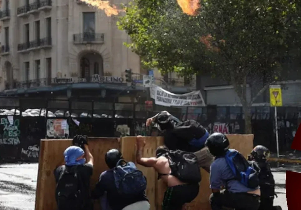 Manifestaciones en el Congreso: Ataque con bombas molotov y lluvia de piedras contra la Policía.