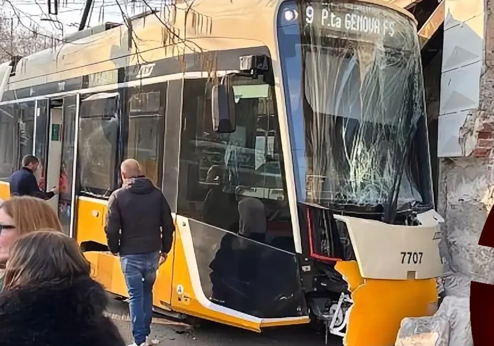 MIlán, Italia: El descarrilamiento de un tranvía dejó el saldo de dos fallecidos y más de cuarenta heridos.