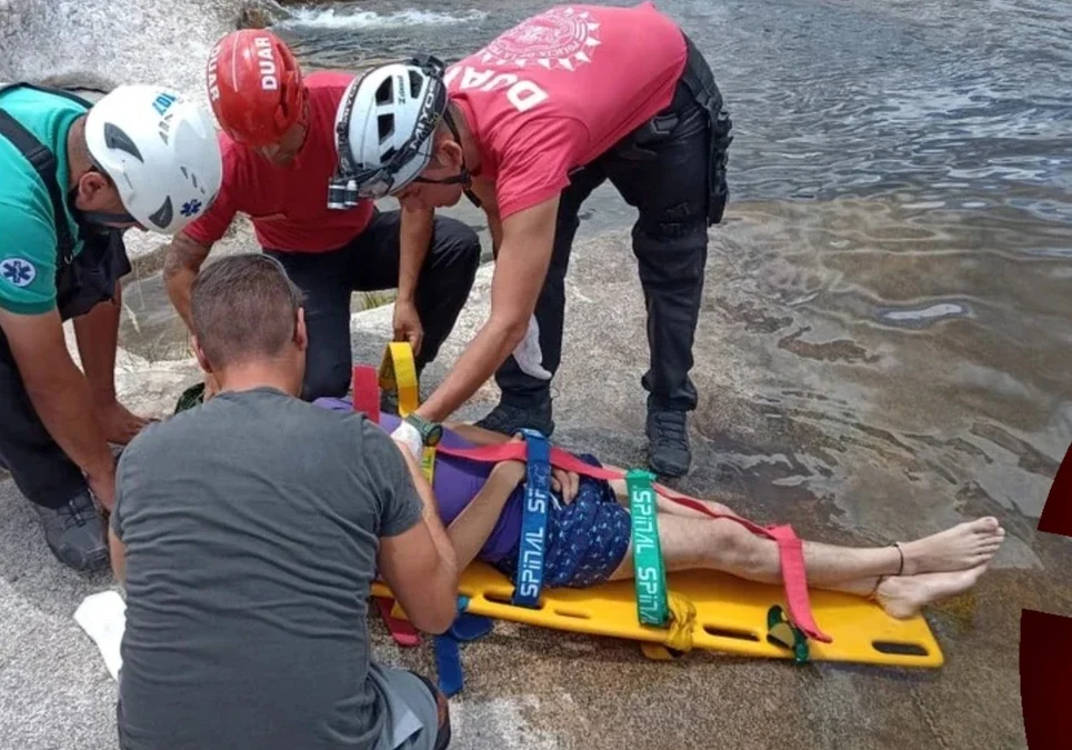Mina Clavero, Córdoba: Un hombre fue rescatado de la crecida del río al arrojarse e intentar nadar en el turbulento caudal.