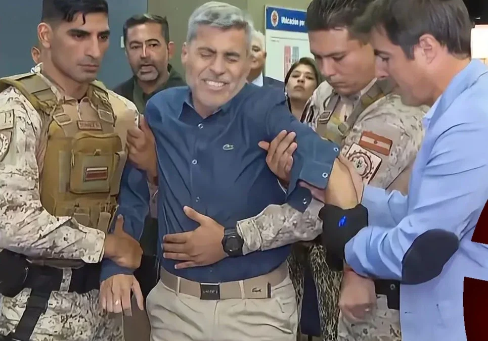 Ministro de Seguridad de Córdoba probó los nuevos guantes eléctricos que utilizará la policía de la provincia para reducir delincuentes.