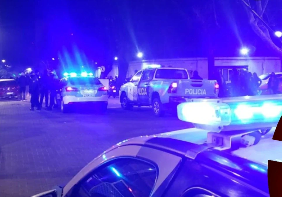 Policía detuvo a masculinos y una femenina tras agresiones en las inmediaciones de un evento bailable.