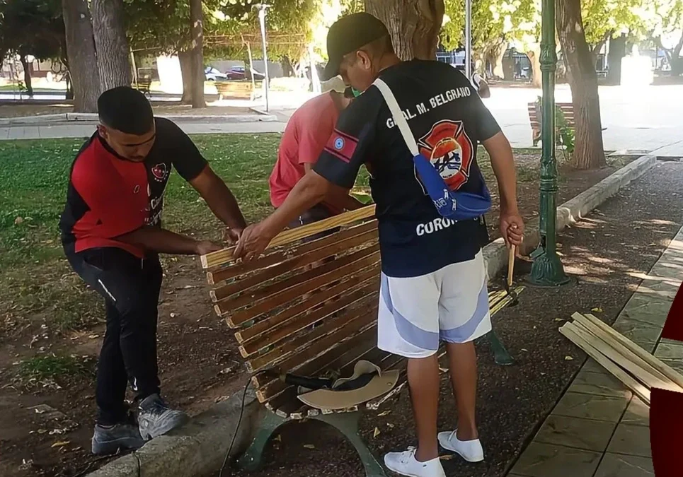 Reparan y barnizan bancos en la plaza principal de Chilecito tras reiterados hechos de vandalismo y robo de maderas.