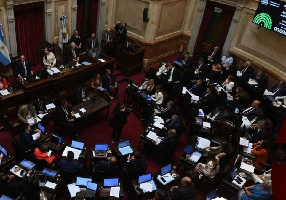 Tras más de 16 horas de debate, el Senado aprobó la reforma laboral con 42 votos a favor.