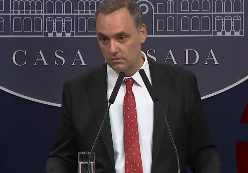 Adorni respondió con soberbia en plena polémica por el vuelo privado y la casa no declarada: “Hago lo que quiero con mi dinero”.