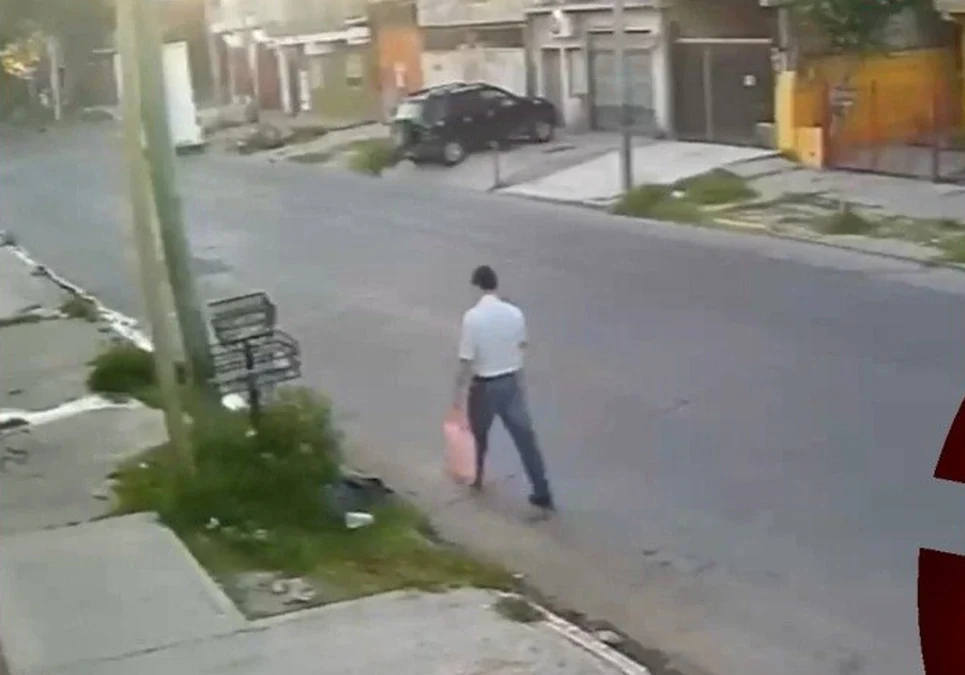 Buenos Aires: Buscan a un conductor que se dio a la fuga tras atropellar brutalmente a un peatón.