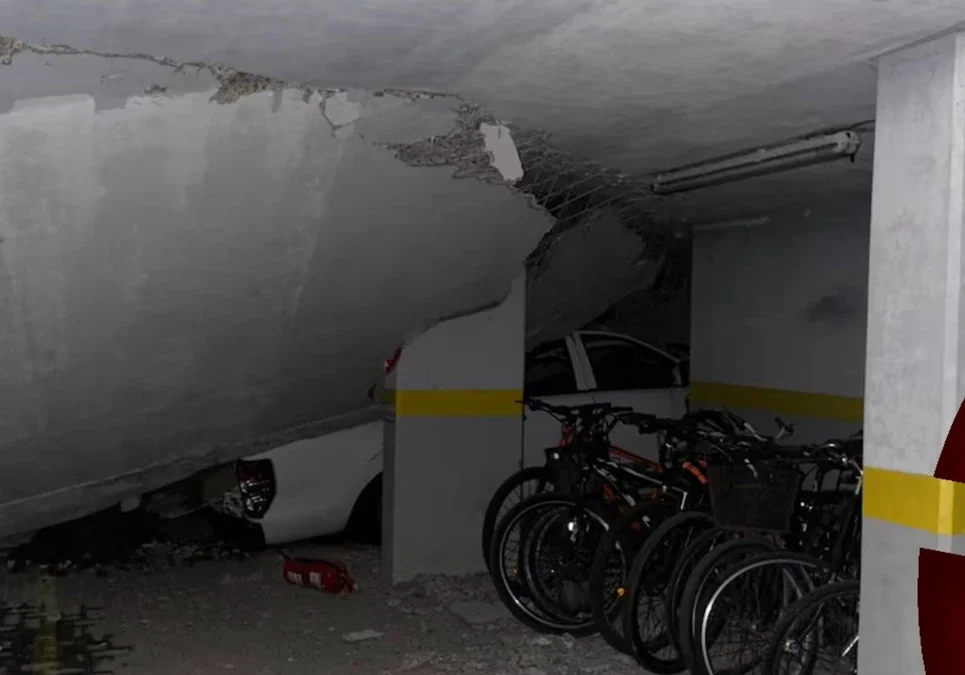 Buenos Aires: colapsó el techo de un estacionamiento subterráneo. Hay más de 60 vehículos afectados, no registraron víctimas.