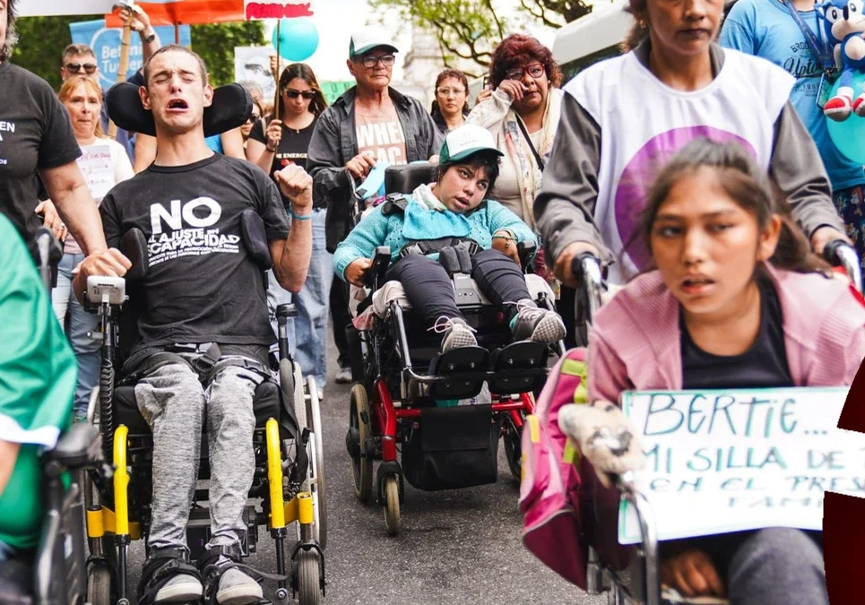 Buenos Aires: Personas con discapacidad y familiares se movilizan frente al Ministerio de Salud en reclamo por la emergencia en el sector.
