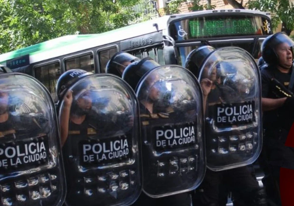 Buenos Aires: Policía dispersó manifestación por los despidos en Fate. Arrojaron gas pimienta y balas de goma, hay heridos.