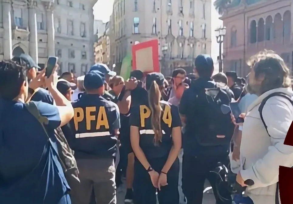 Buenos Aires: Policía Federal reprimió a personas con discapacidad que protestaban en Plaza de Mayo.